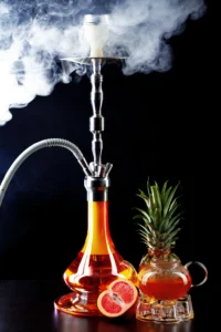 Shisha moderna y tetera de cristal sobre fondo negro 2022 01 30 22 12 49 utc