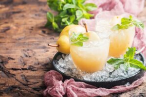 pear juice with fresh fruits